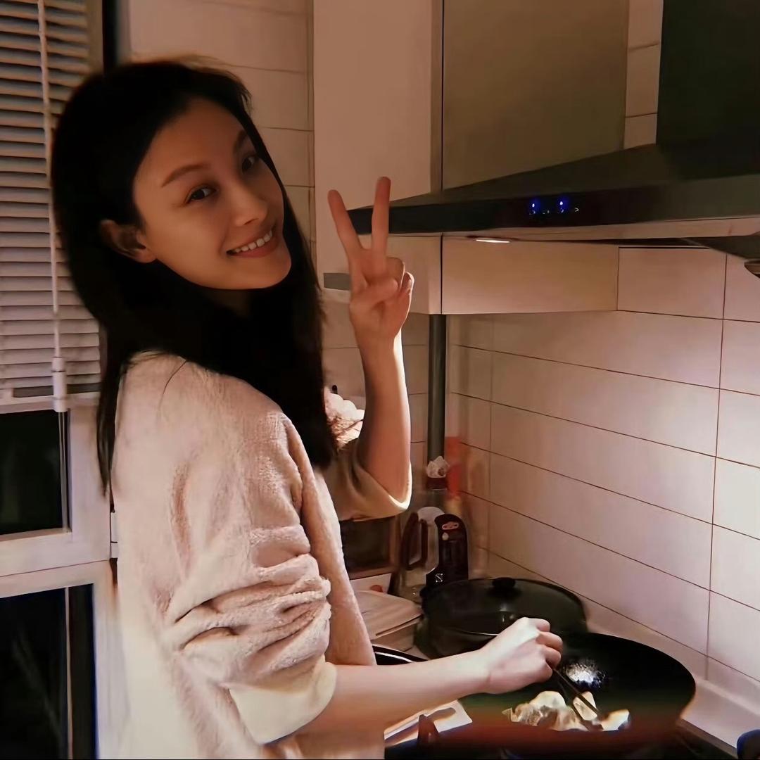 黄黄.