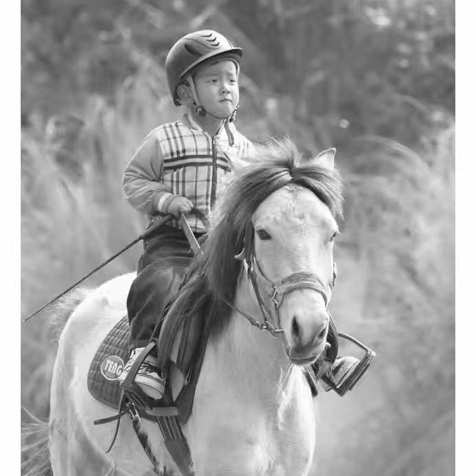 乌蒙大草原涂涂 爱骑马