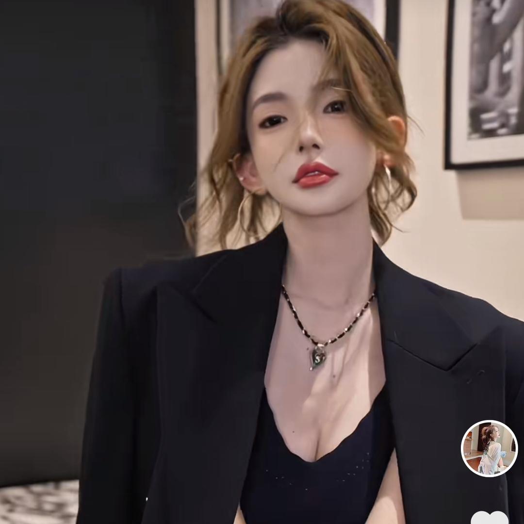 黄加蓝Lora-穿搭分享