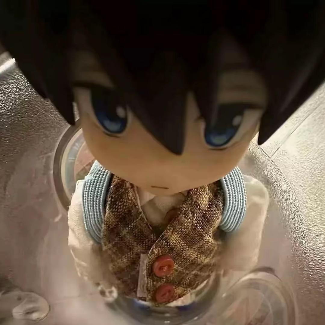 泪水打湿充电线边充手机边触电