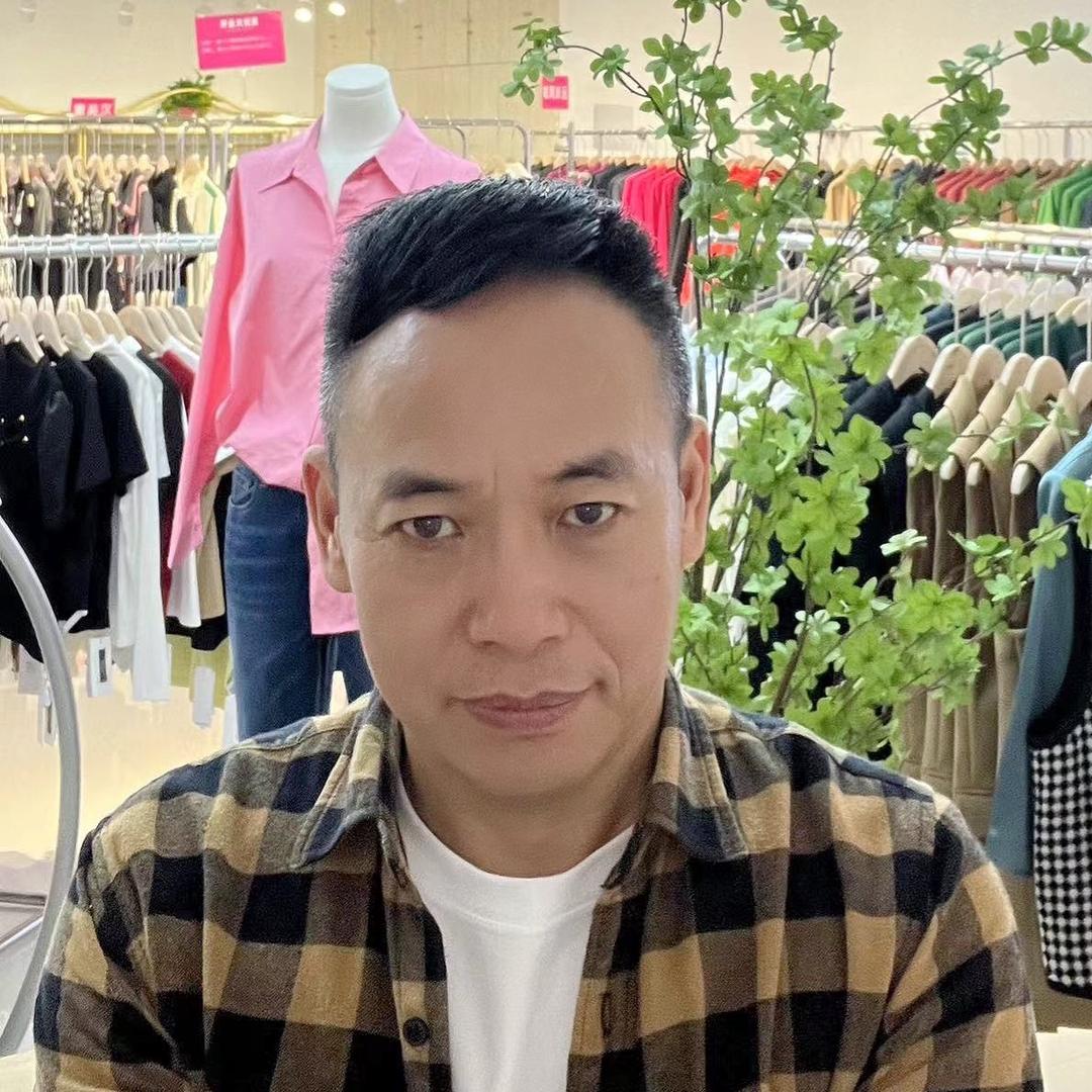 尤其美女装坂田店 新概念女装工厂店