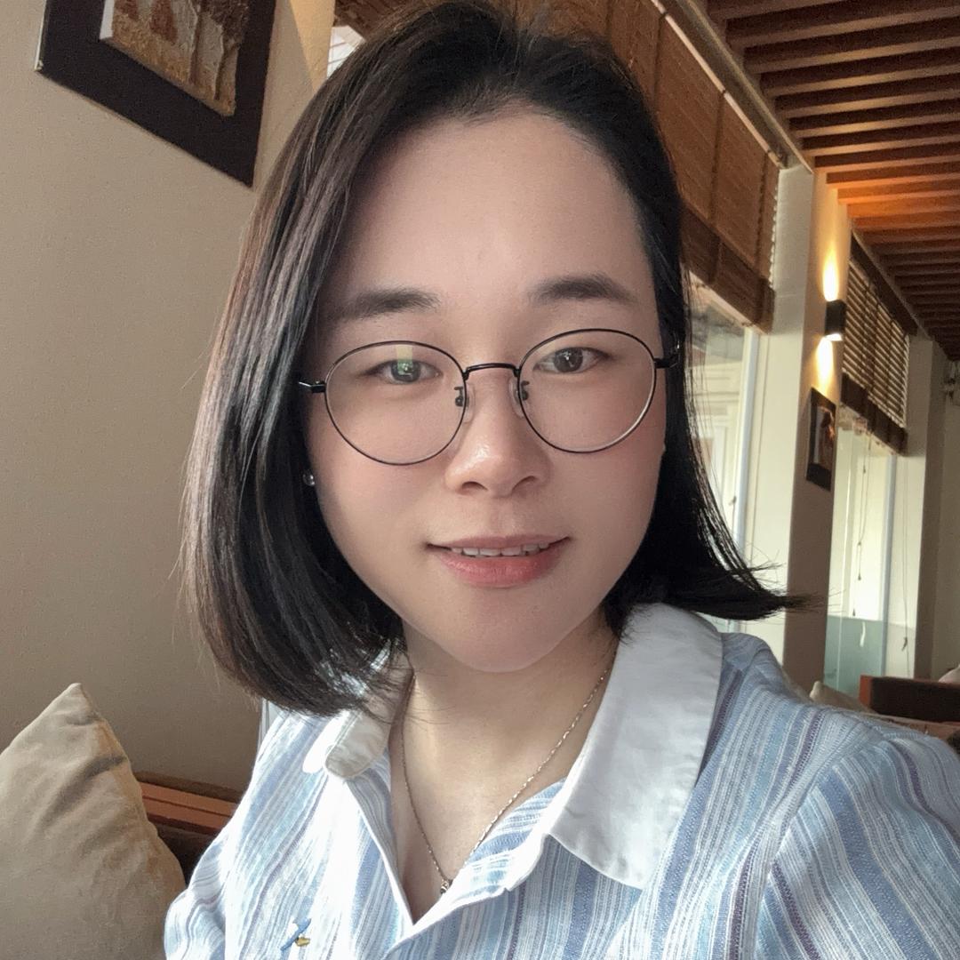 在越南搬地坪漆的小张