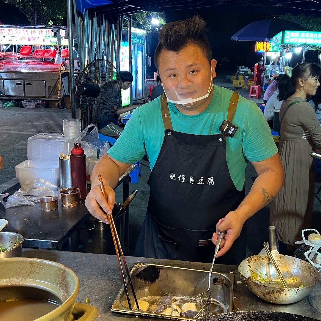 肥仔摆摊卖臭豆腐