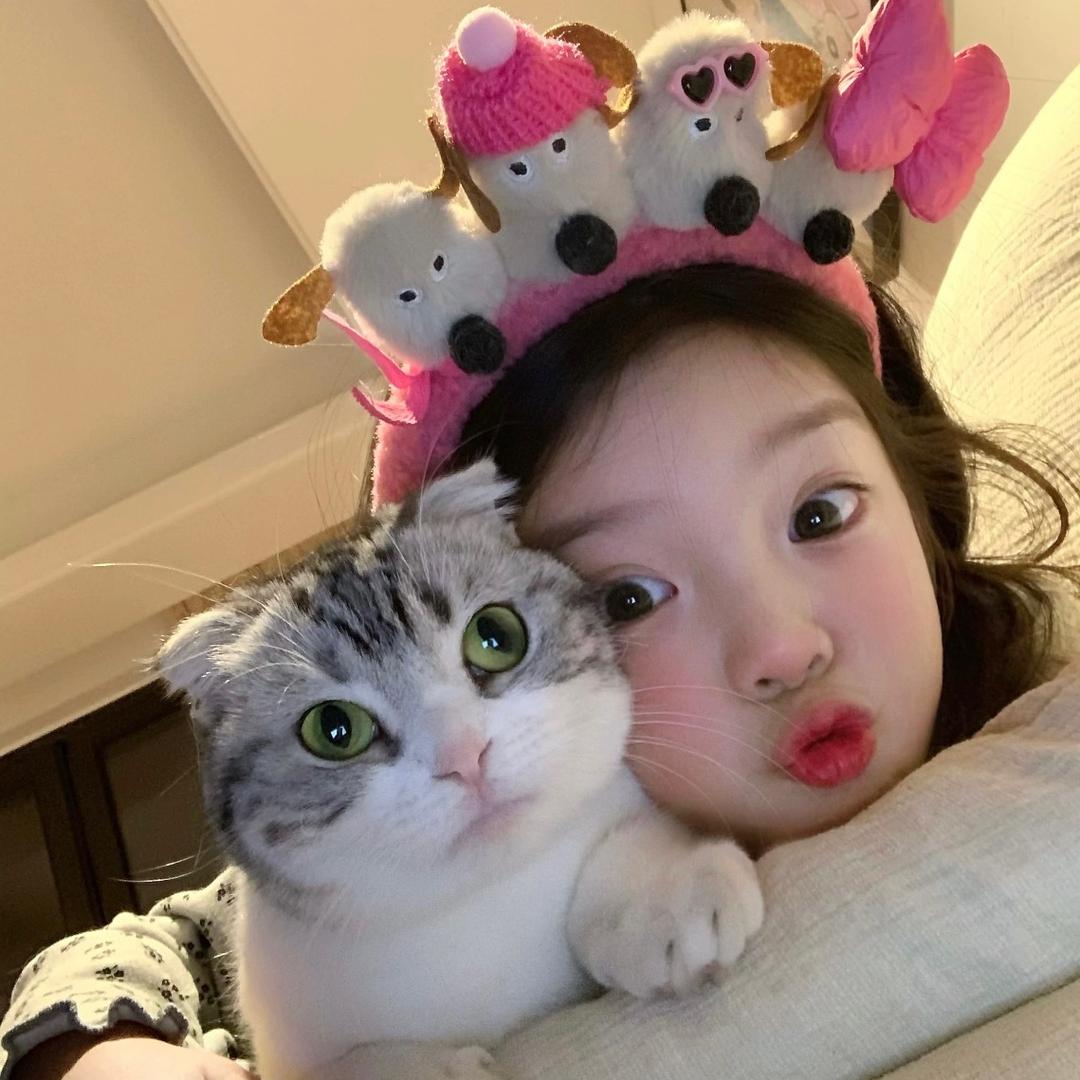 依y