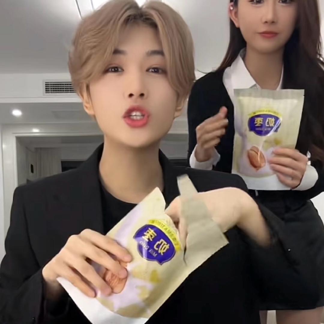 乐乐饿了😋😋😋