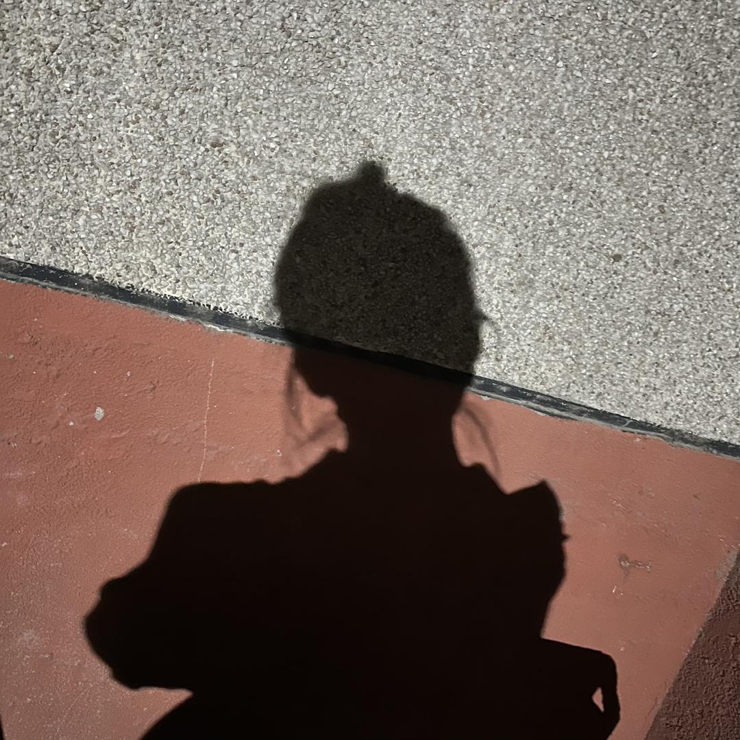 她夏了夏天。