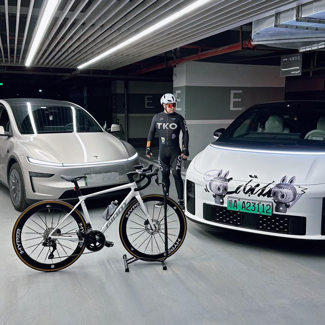 特斯魏（小魏开电车）