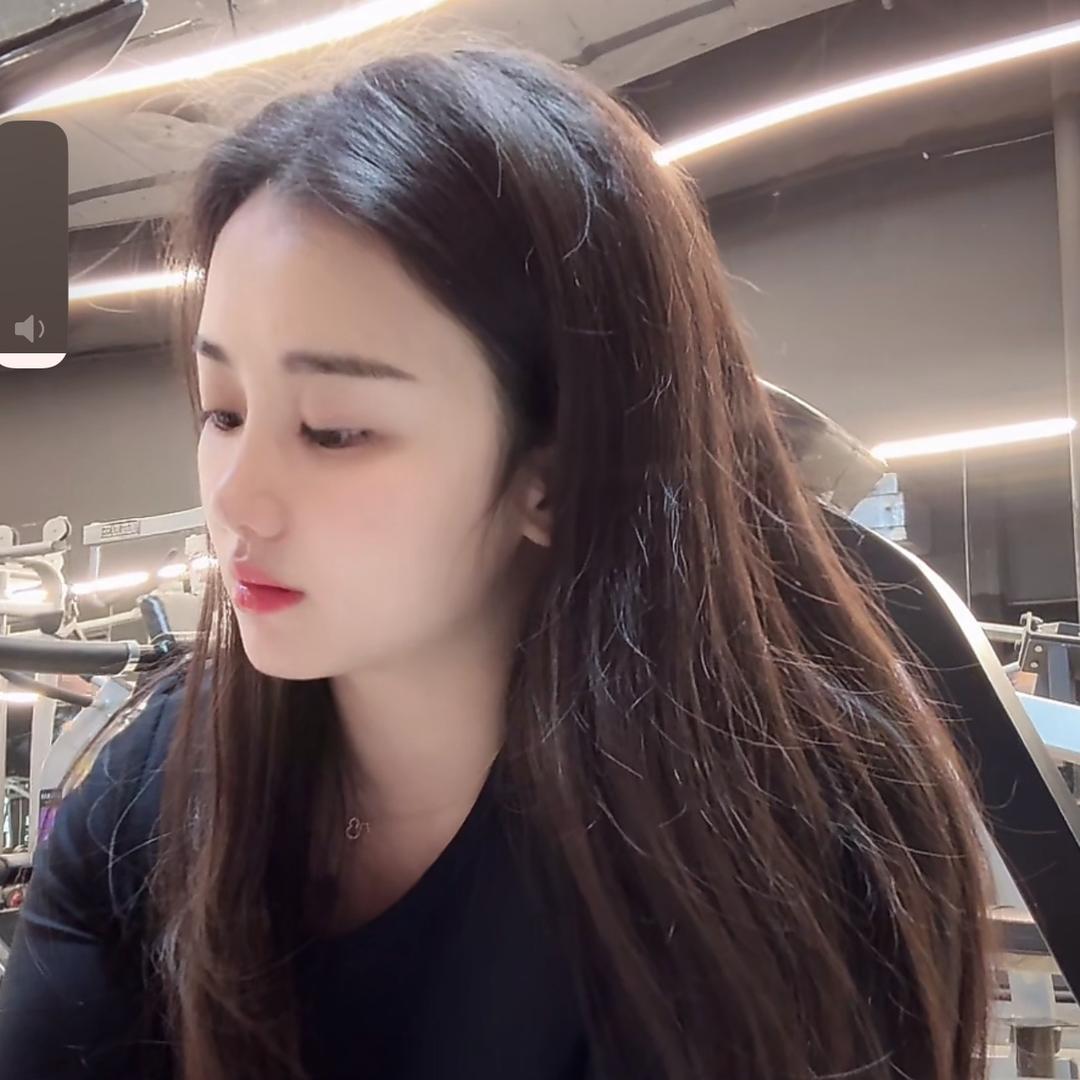 爱穿牛仔裤的香香