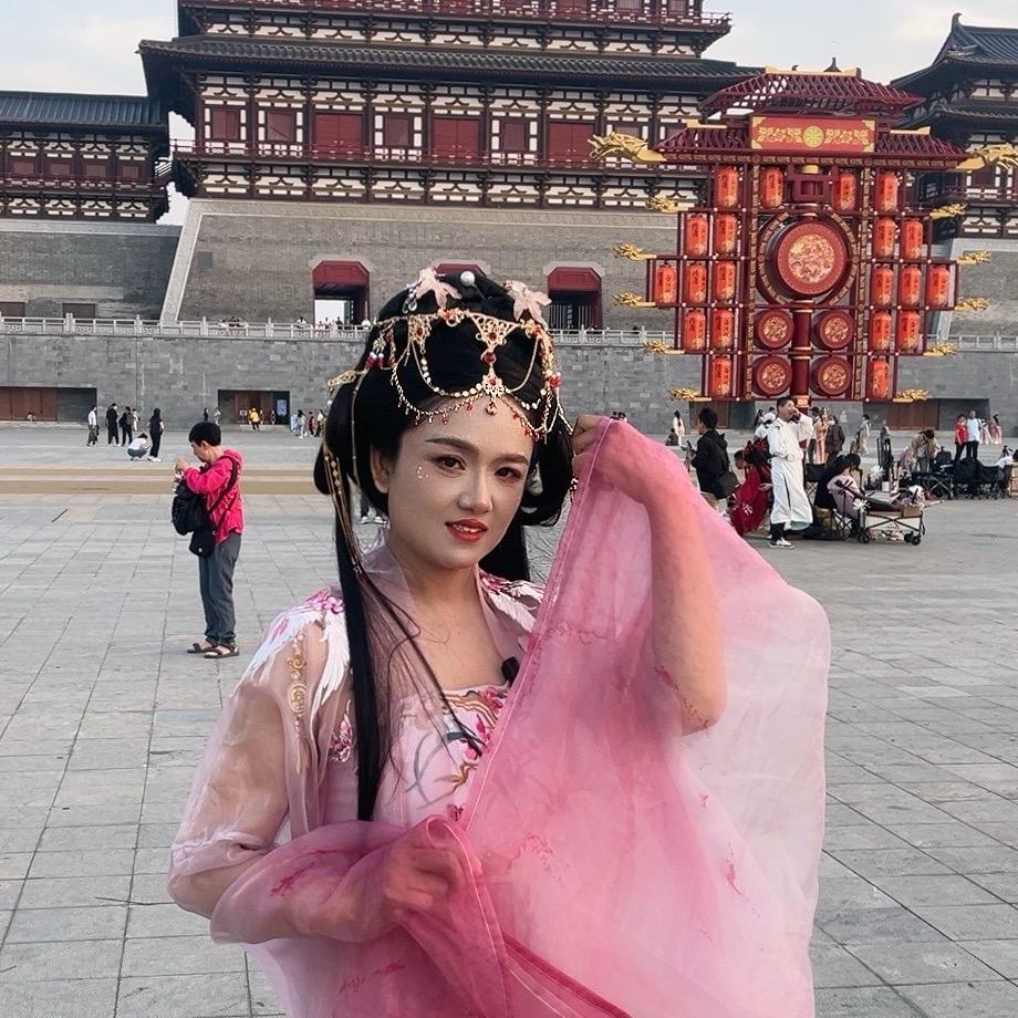 洛洛吃亿口