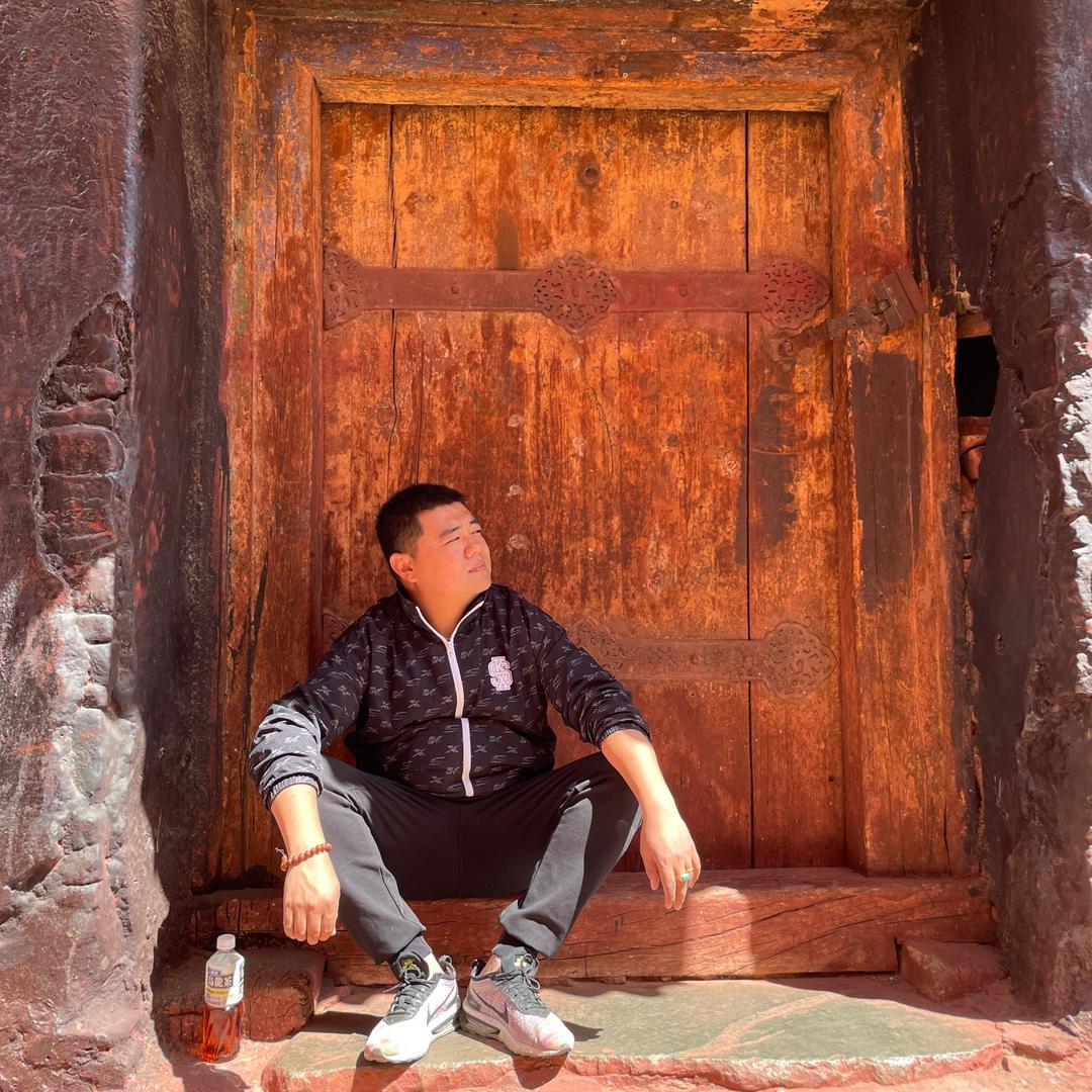 呼噜热贡艺术画院