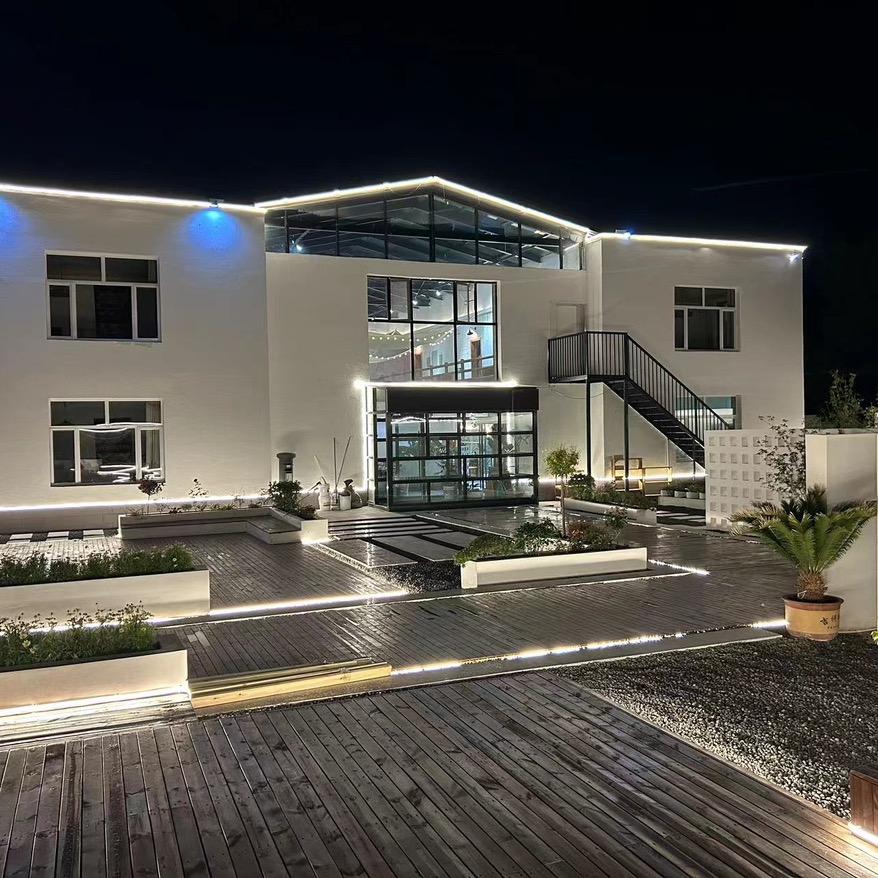 乌兰布统山风予月民宿