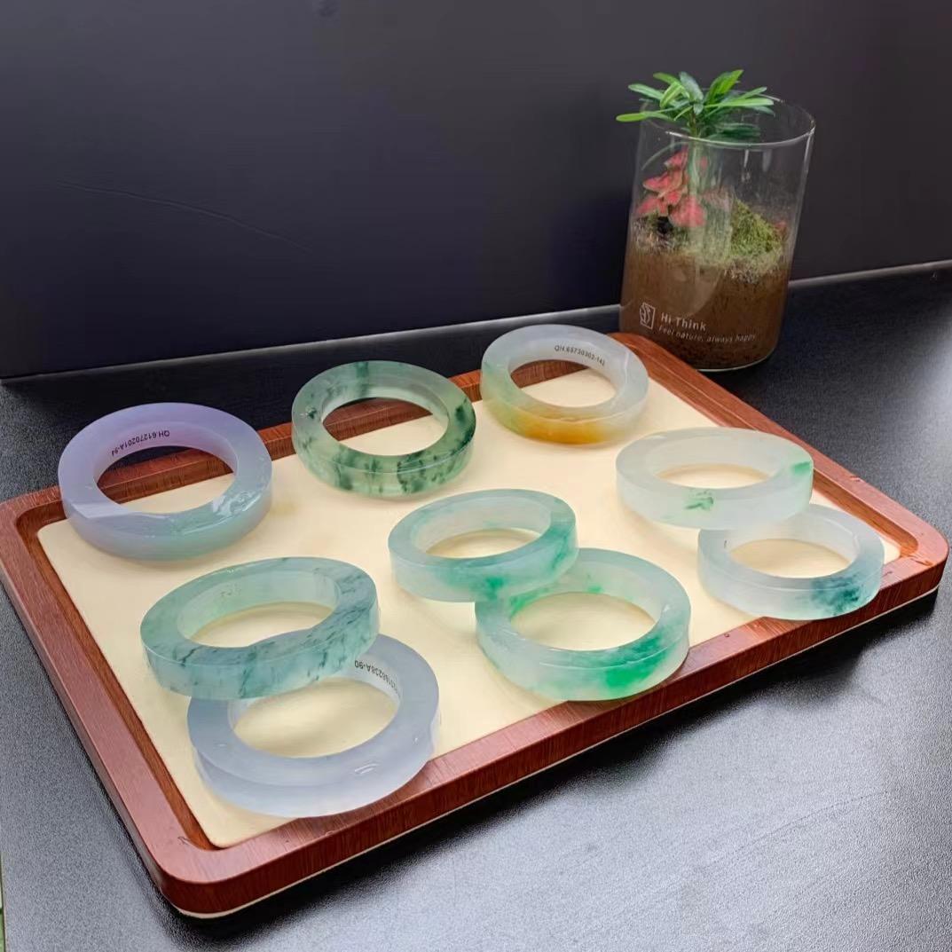 平洲青雨翡翠手镯