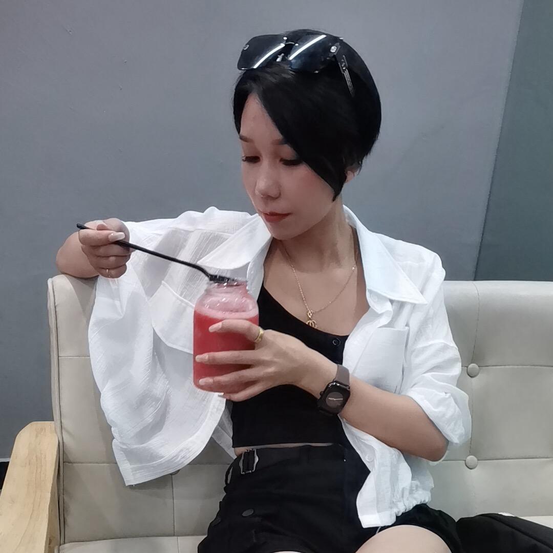 短发女孩