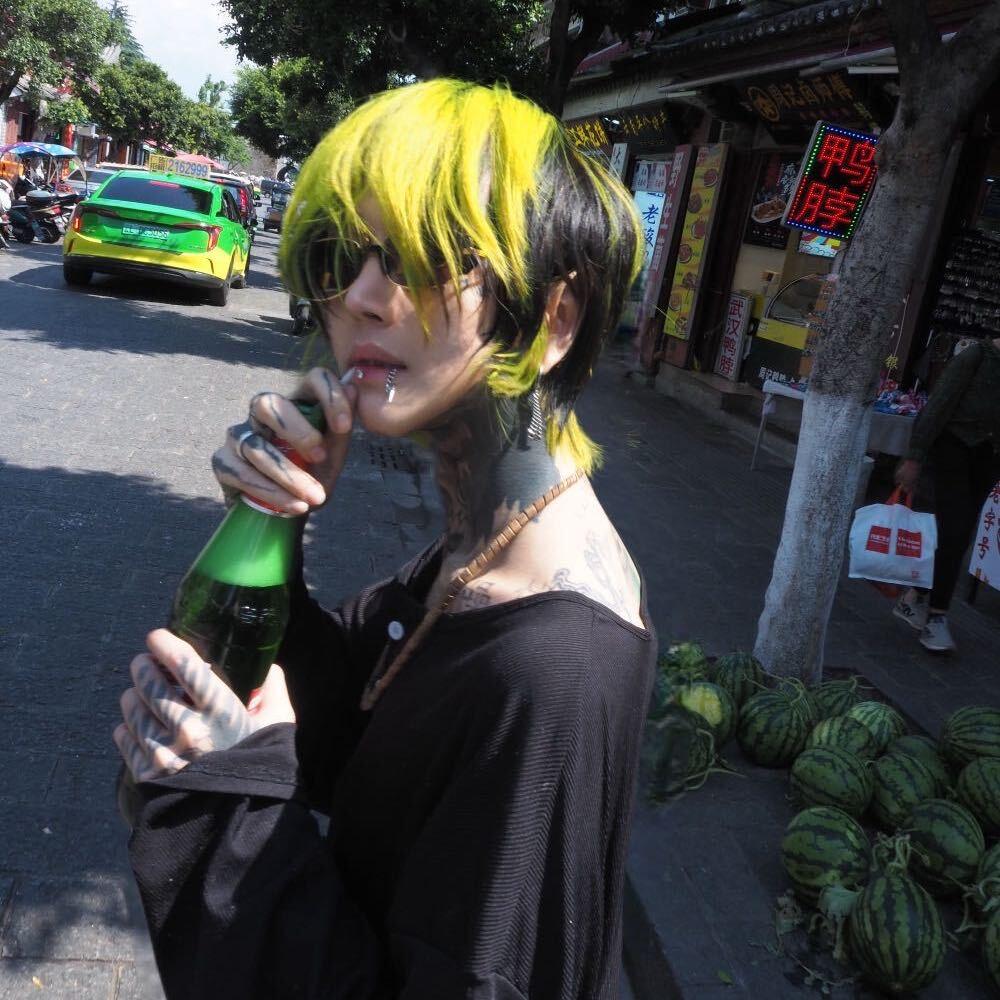 连告别都双手插兜的男人