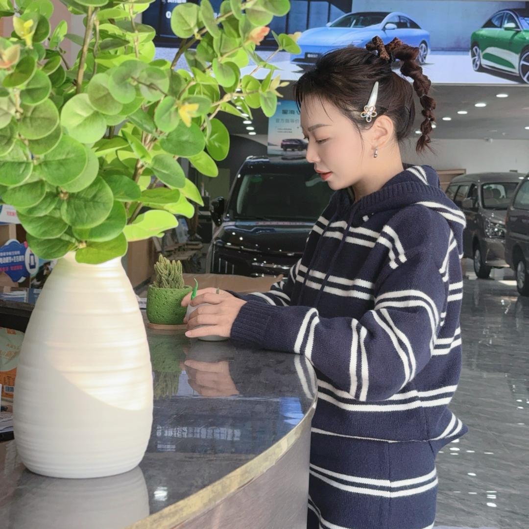 @上海卖车的小姐姐