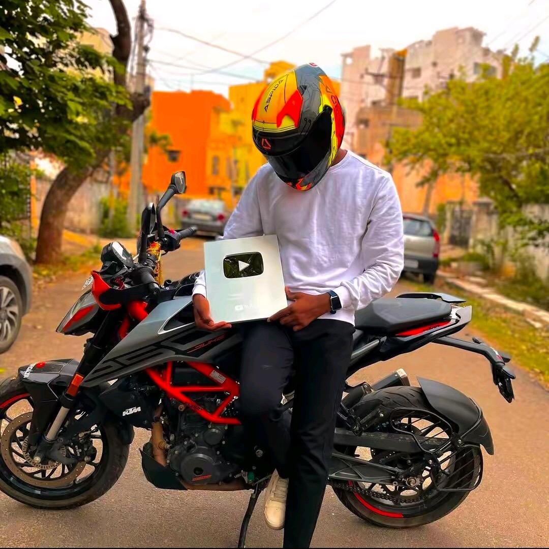 拎个铲子