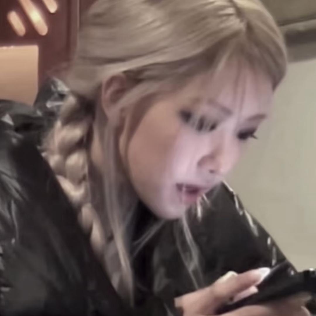 多愁善感的可爱女孩