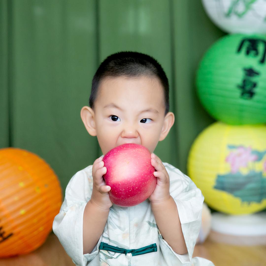 10个月就跑挺快那小孩