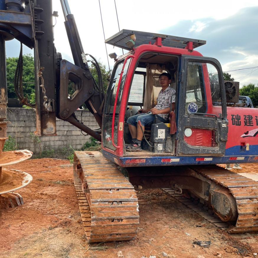 大叔开打桩机