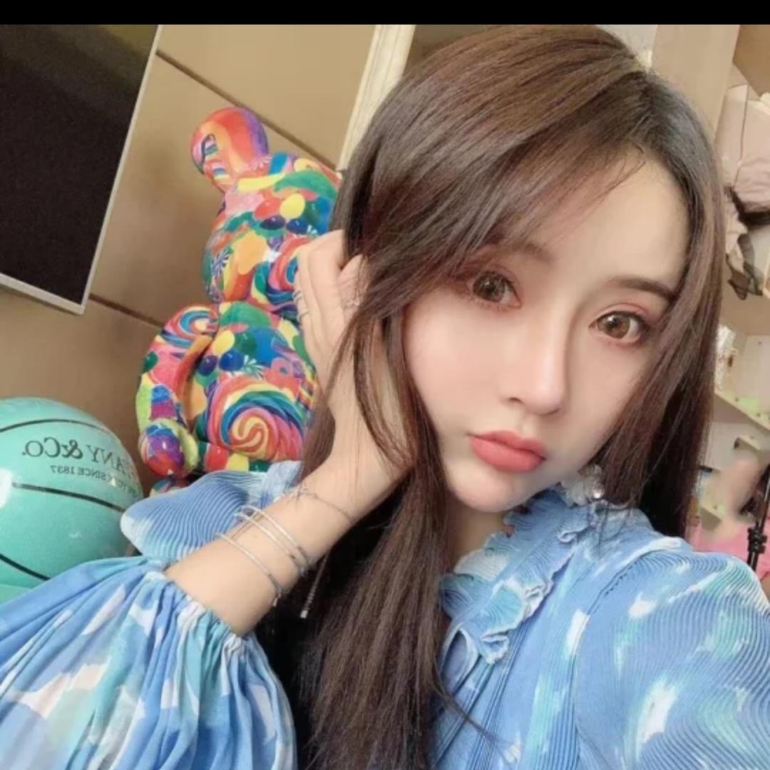 杨依姍时尚潮流女装
