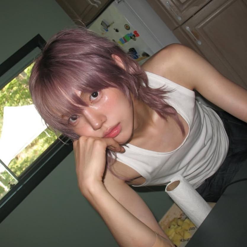 >_<