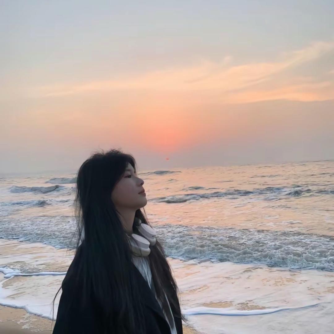 你头发乱了喔。