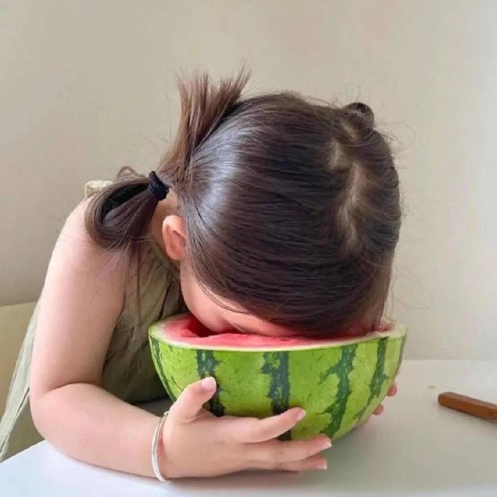 端着酒杯回眸、