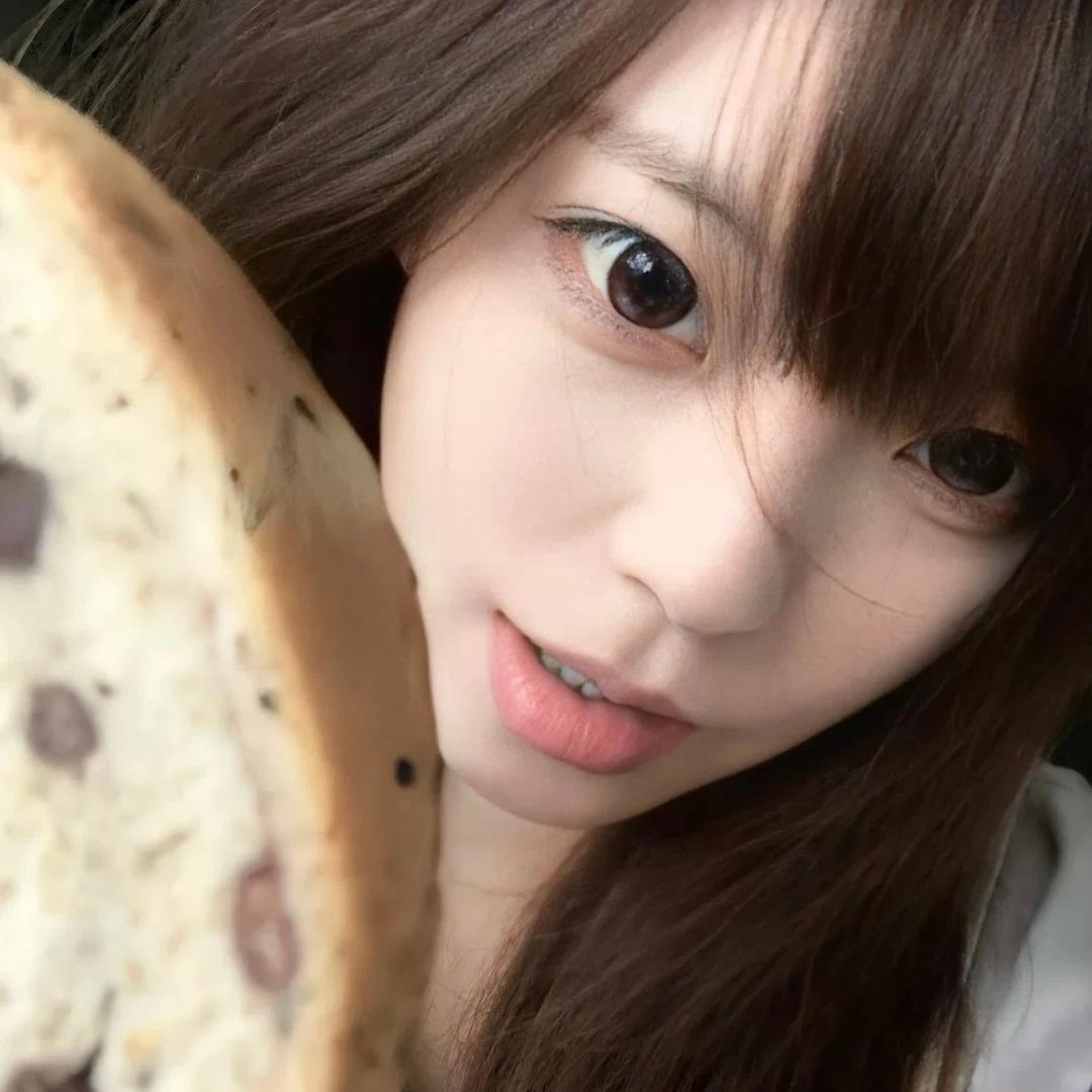 倩.