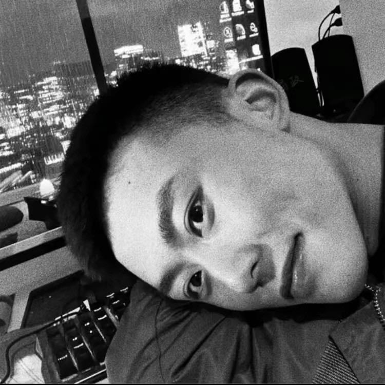 还是那个年轻人