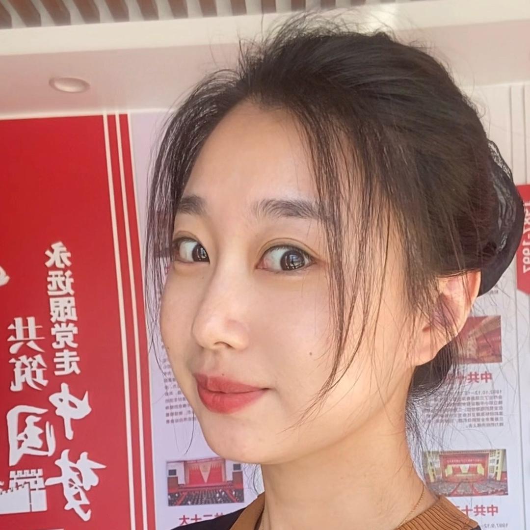 爱笑的村干部莹莹莹