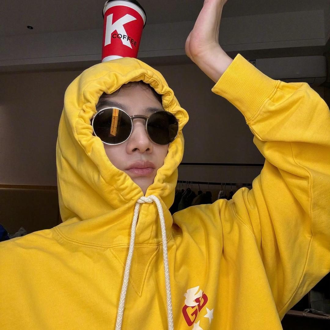 被锅盖扣住的蟑螂