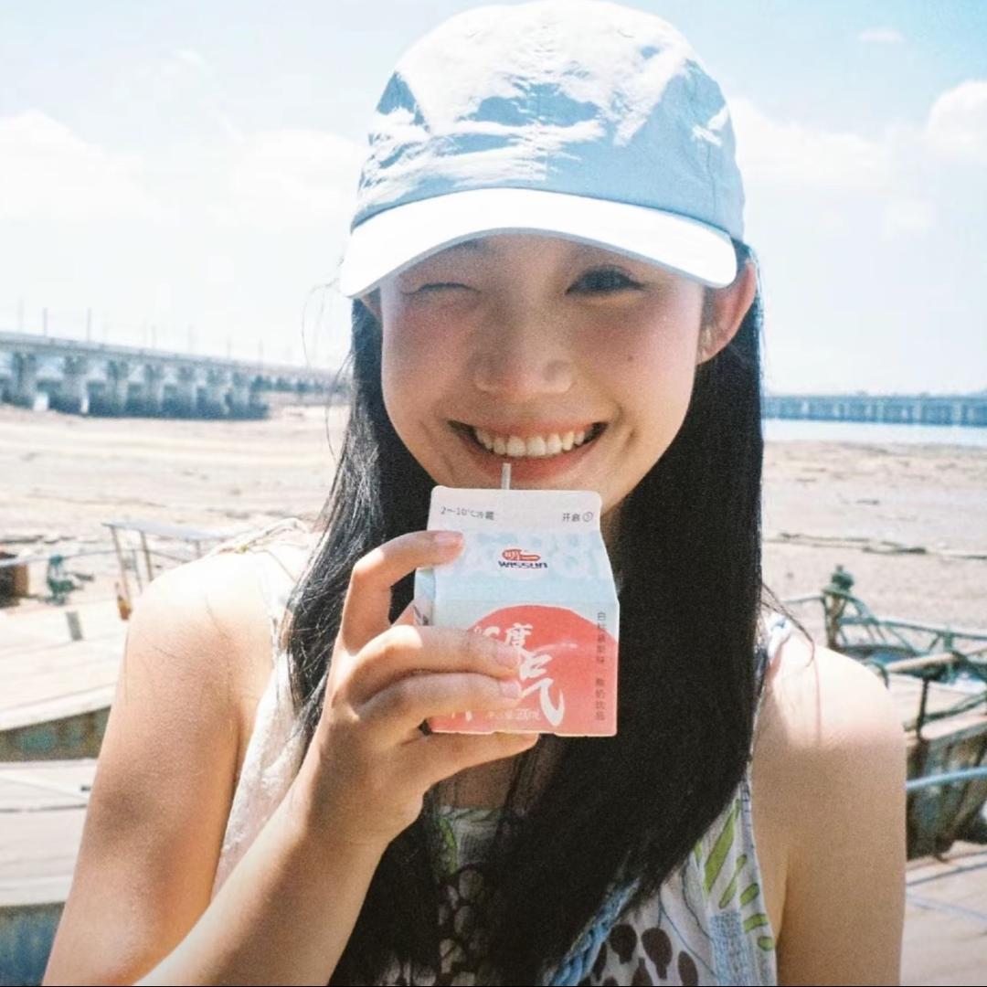 程艾影.