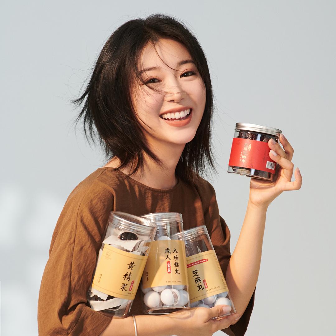 演员马赛-赛百草·艾妍初的小店