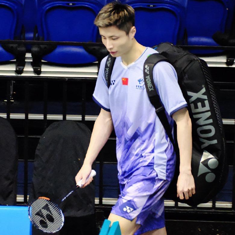 不会反手🏸️