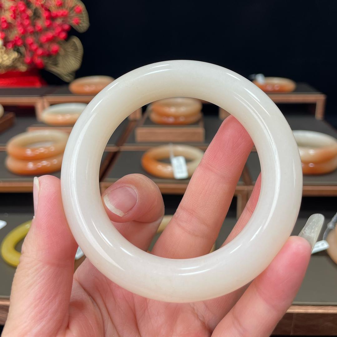 三石珠宝佘太翠