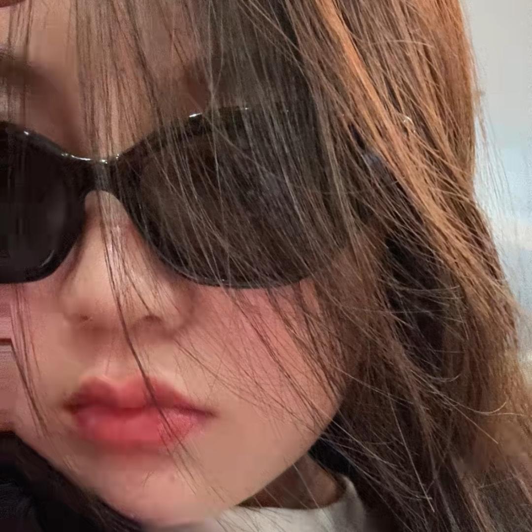 >_<