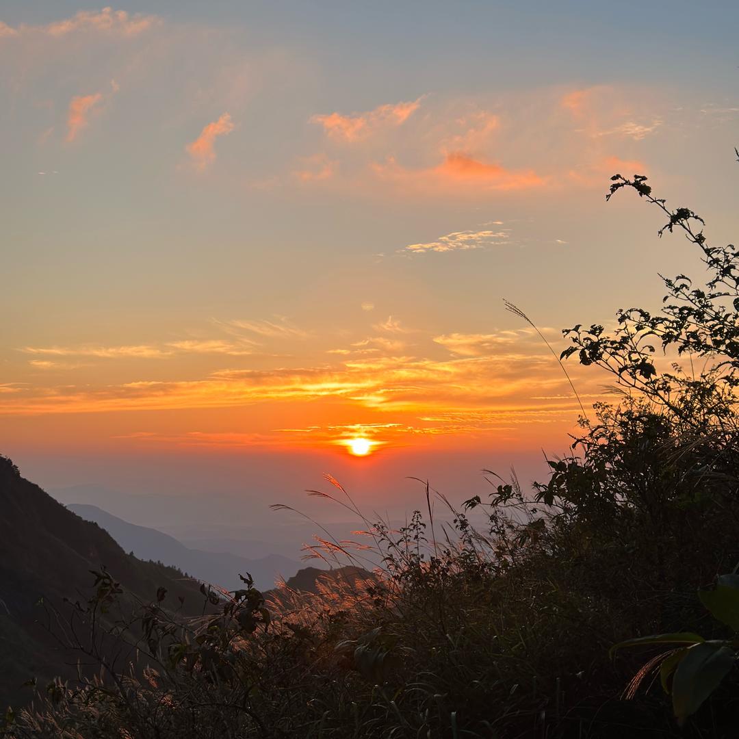 胖胖瘦子在爬山