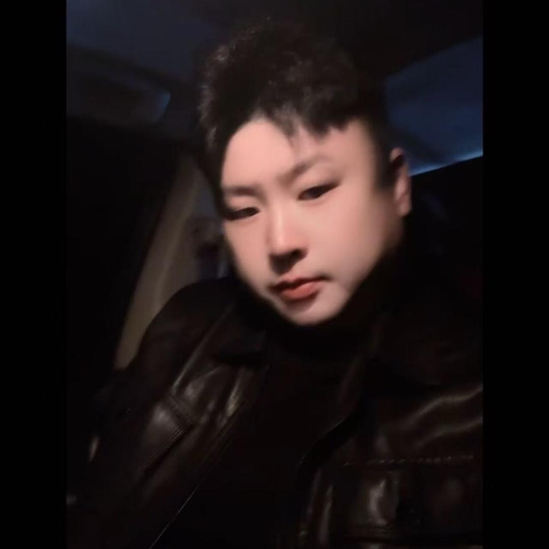 二  亮