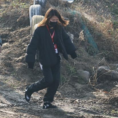 开皮卡的小姐姐