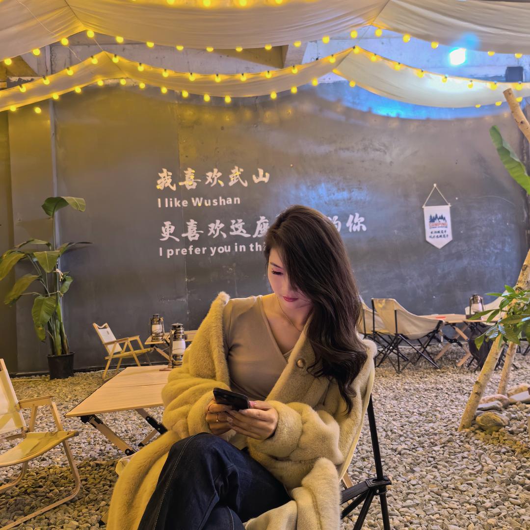 在武山做眉毛的苗苗