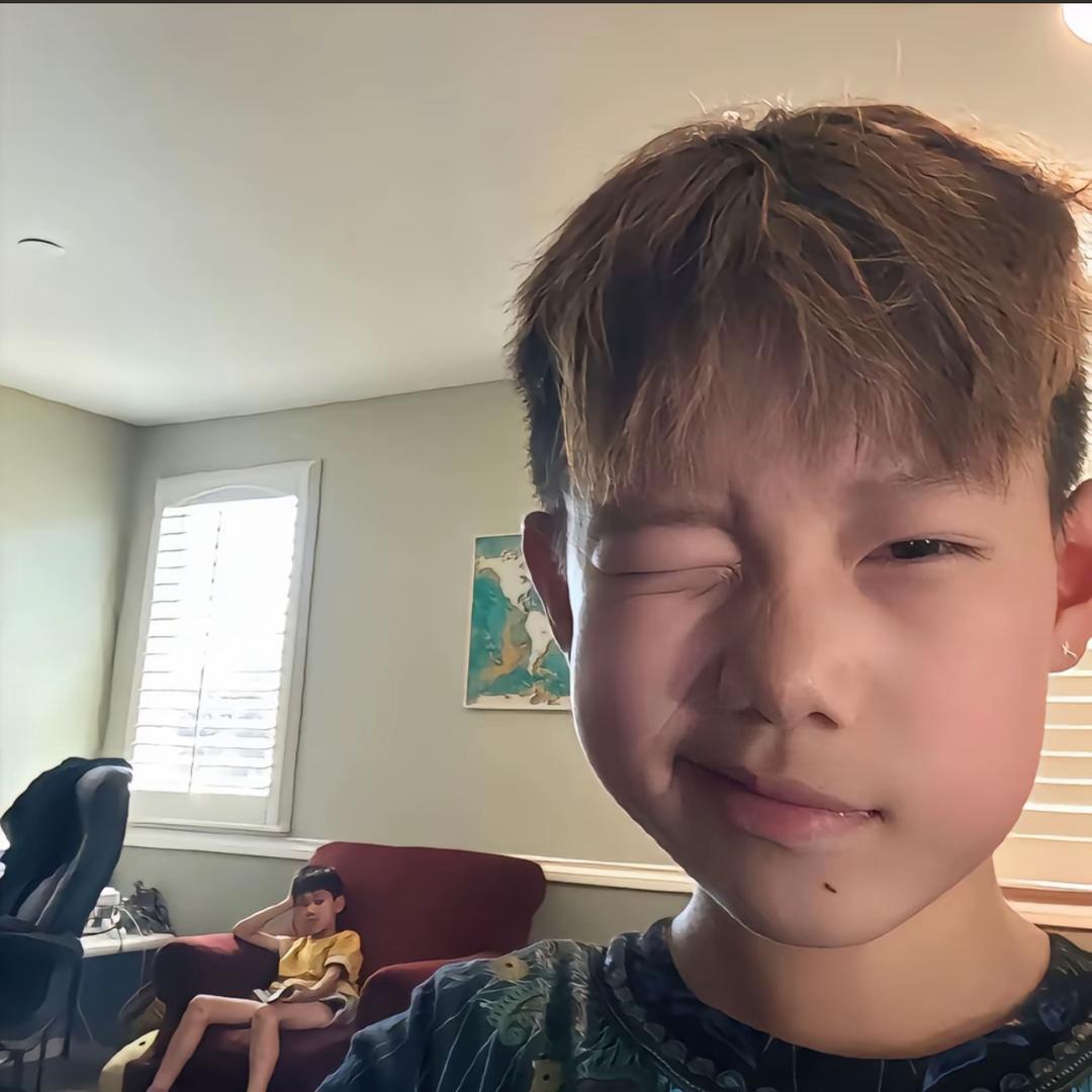 念她裙摆