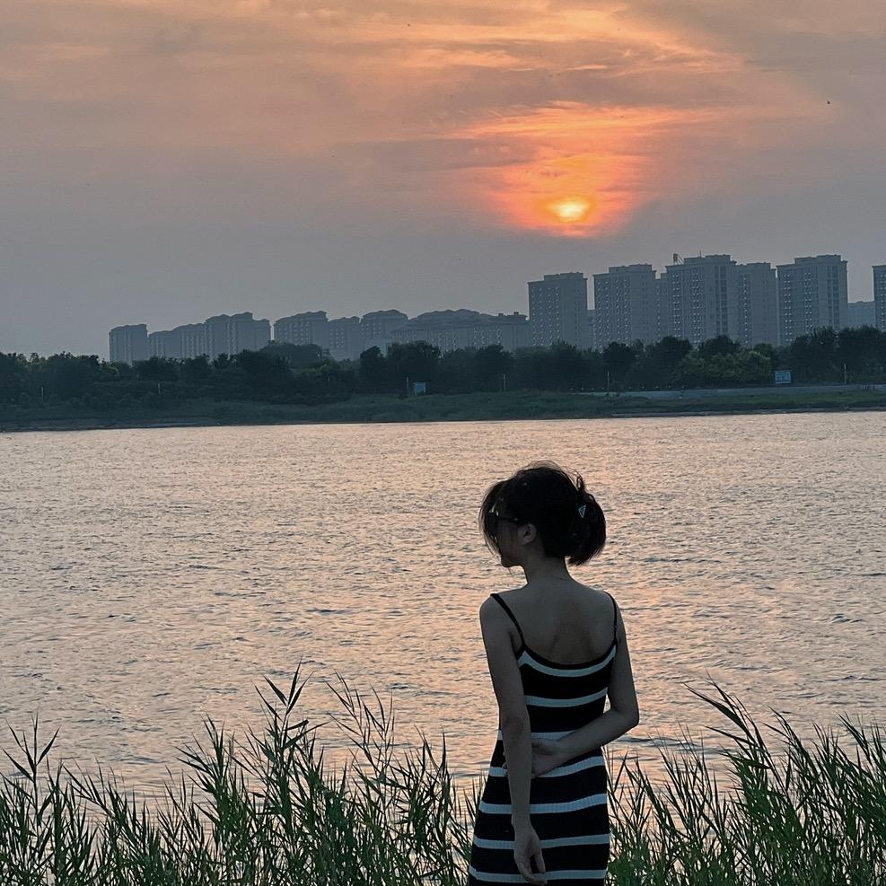 小露.