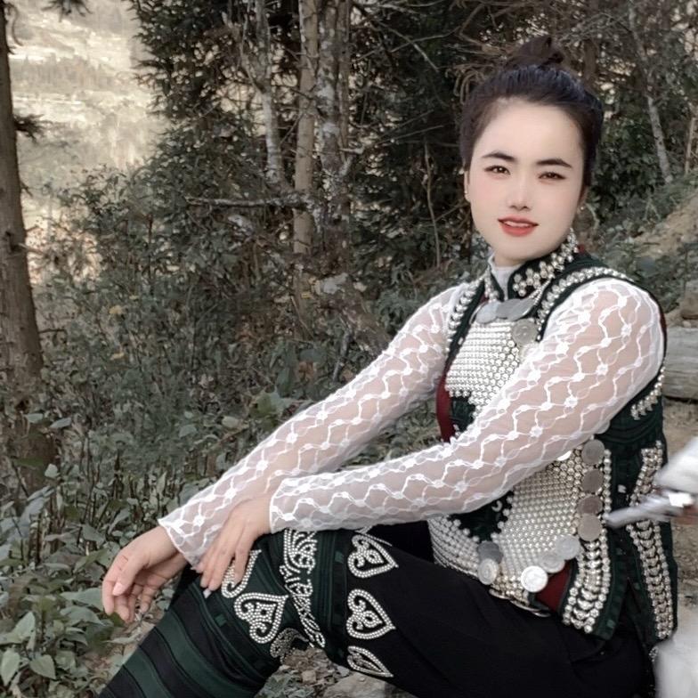 （哈 尼 小 妹）