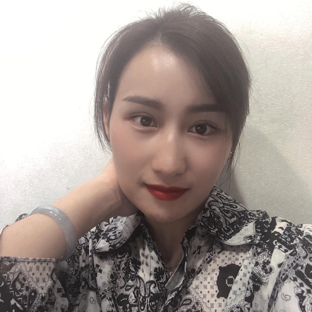 做眉毛的小姐姐