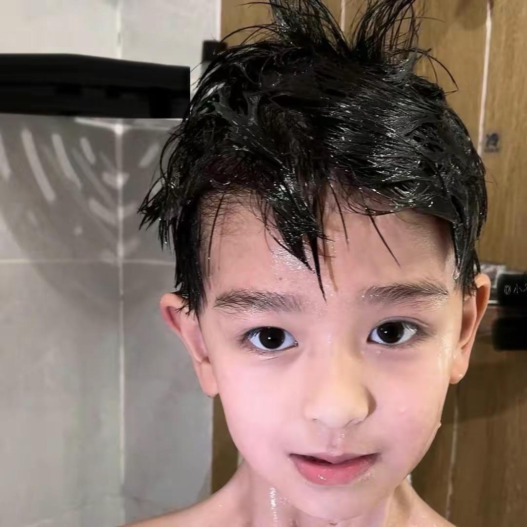 默，