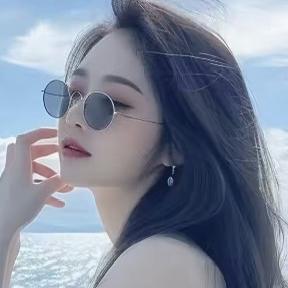 洛妍爱穿搭
