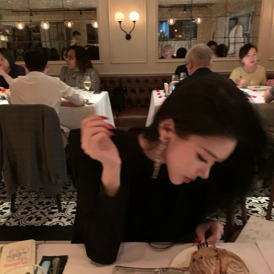 在山上自由的山楂树