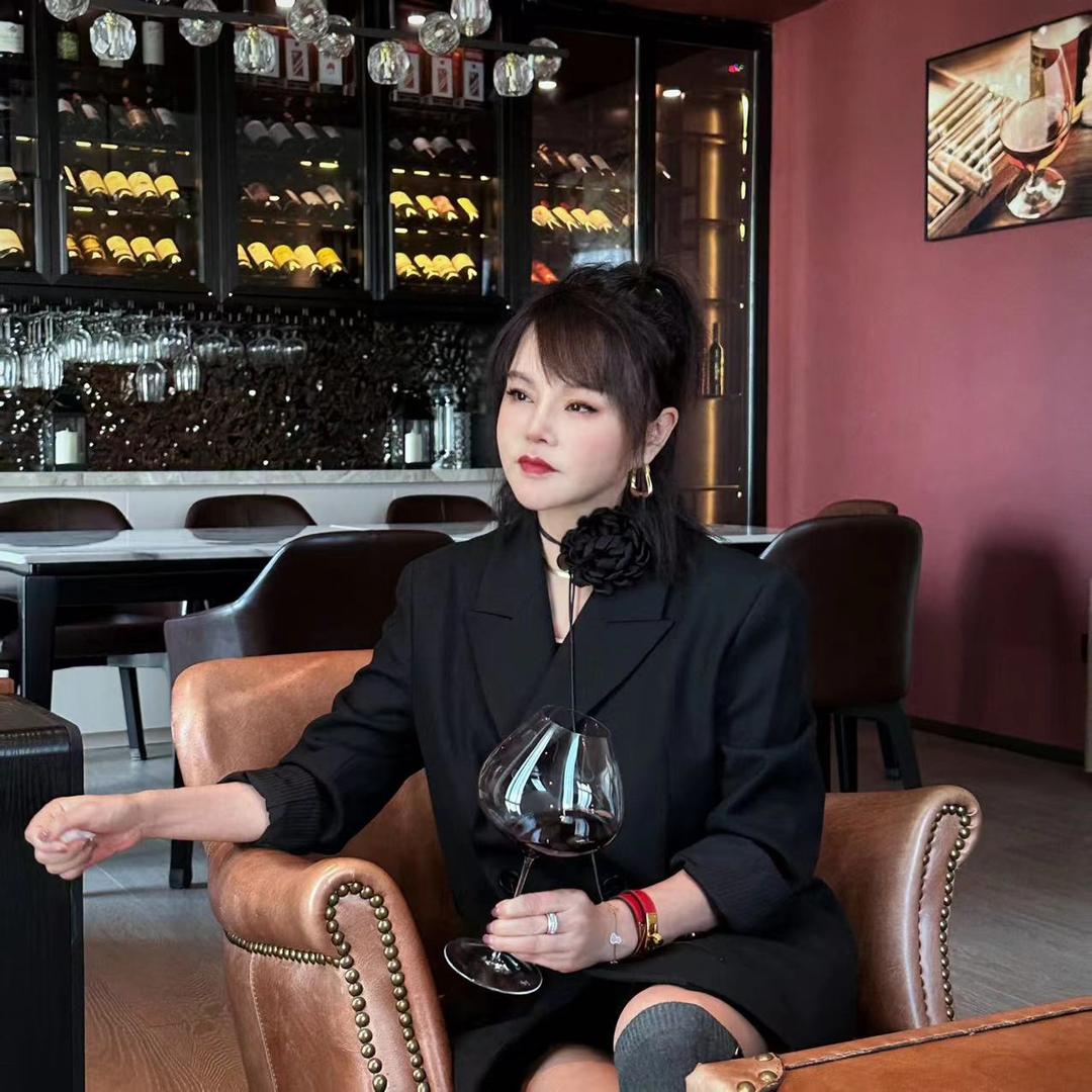 KiKi爱喝黑皮诺