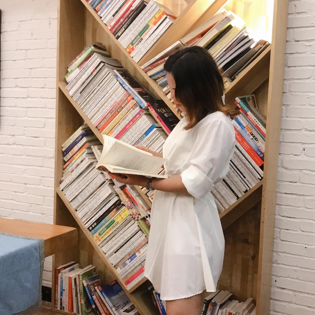 森林里的猫。