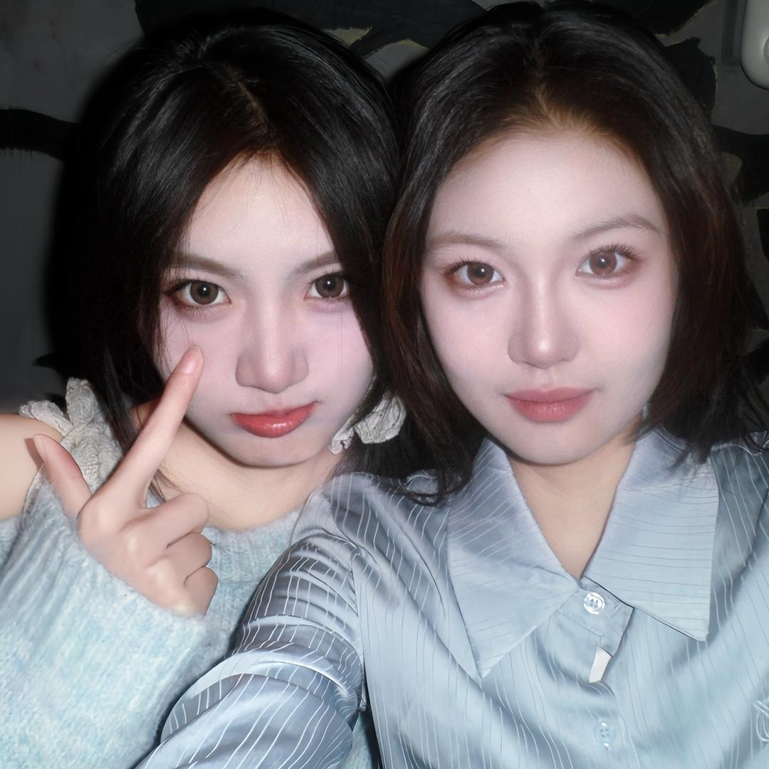 超级无敌开心的俩个小女孩